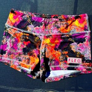 Large fleo work out shorts